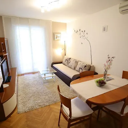 Navigare Apartman *
